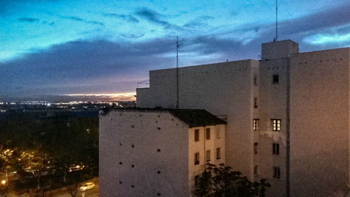 fotografia edificio fachada noche ventanas hogares arquitectura paisaje urbano siuacionismo psicogeografia antonio beltran